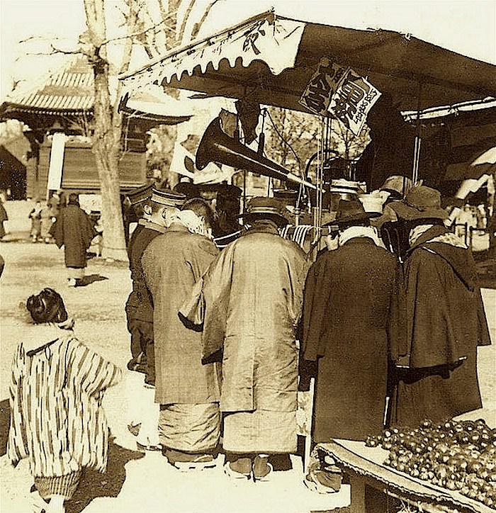 Grooved Pavement world music show on WMUA 91.1 fm, Wednesday, August 19th, 2015 groovedpavement.wordpress.com/2015/08/19/gro…