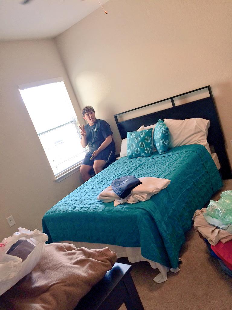 WP_Problem's tweet photo. Me and @ayye_imstevoo are getting set up at Aspen Heights! @AspenMTSU #AHMoveIn2015 http://t.co/R283b7jLcA