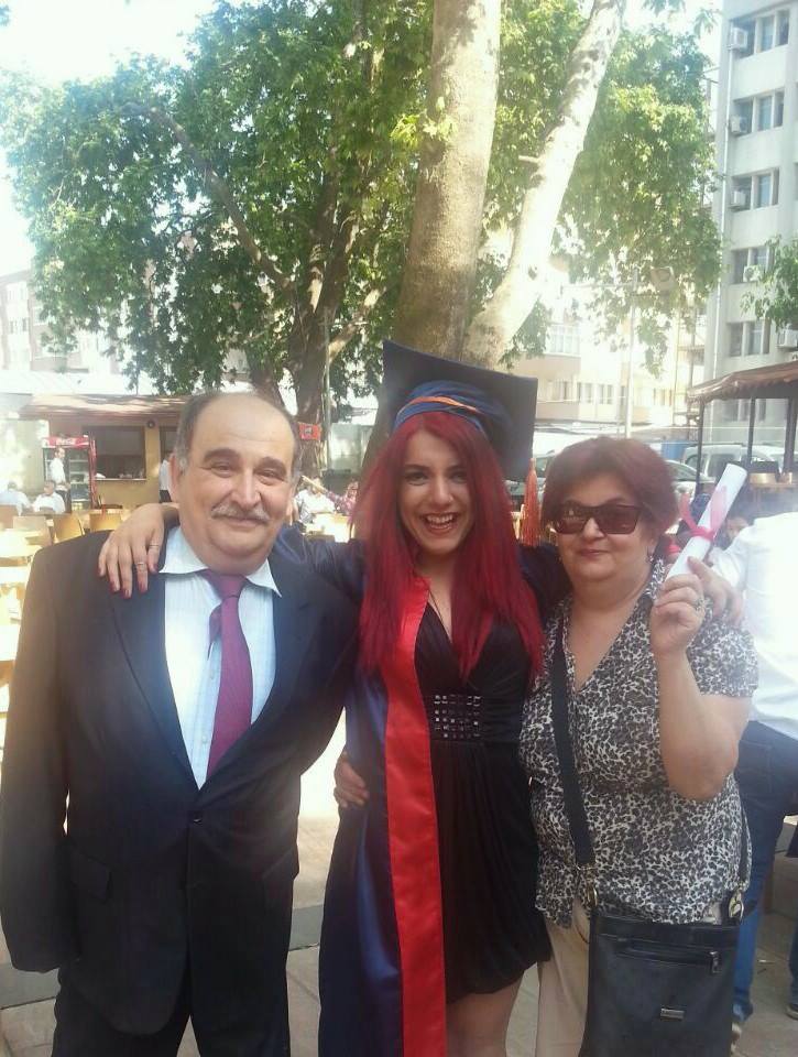 Bütün pencerelerde bekleyen benim ve o cevap vermeyen fotoğraflarınla konuşanda.. 09.08.2015 mi? O gün durdu hayat!