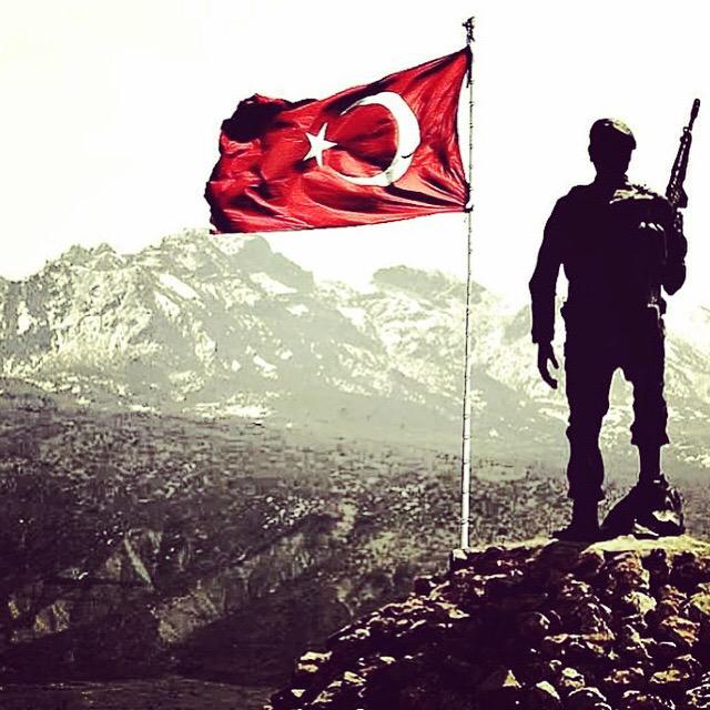 Ezan dinmez diyen
Bayrak inmez diyen
Şehit ölmez diyen
Birileri var. #şehitlerölmez