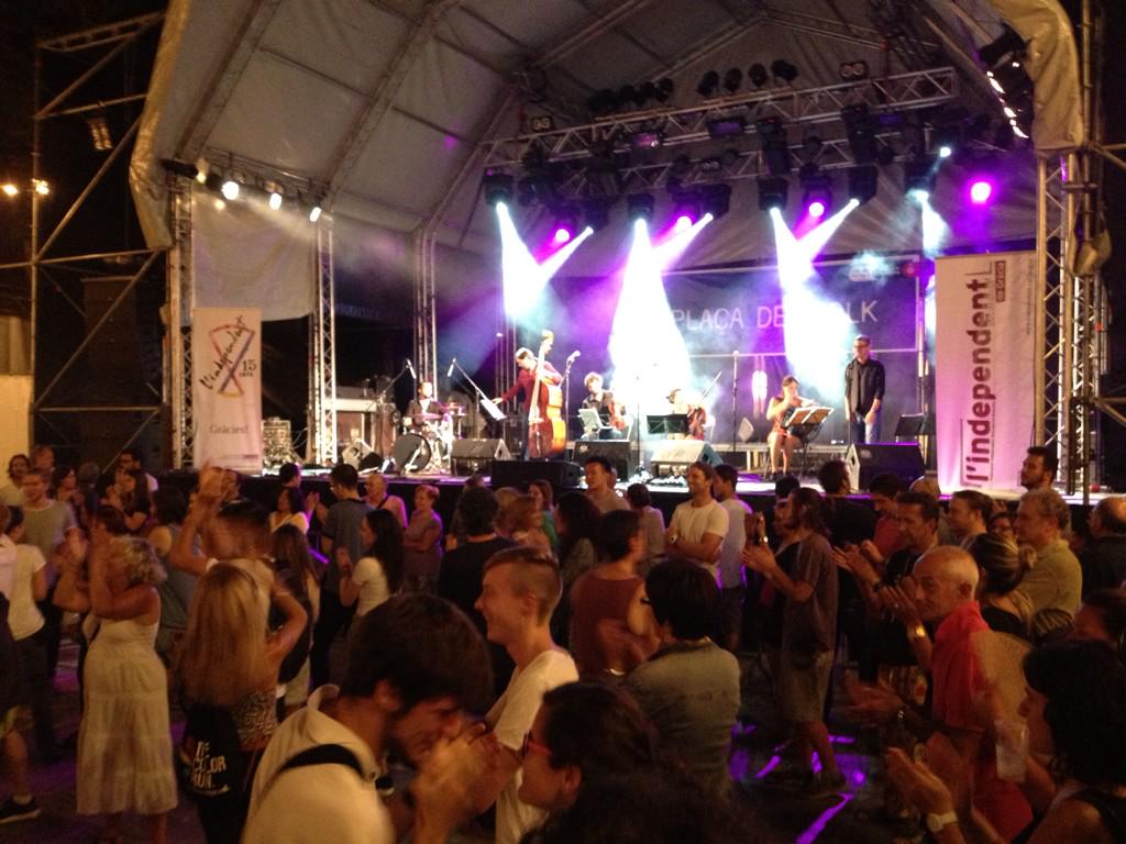 L'Orquestrina Trama <a href="/orques_trama/">Orquestrina Trama</a> fa ballar la plaça del Sol #plfolk2015 en la nit dels #15anys de l'<a href="/indepe_gracia/">L'independent de Gràcia</a>