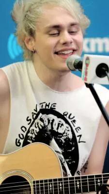 luke_penguim's tweet image. #ShesKindaHotVMA esse sorriso inocente é tão cute *-*