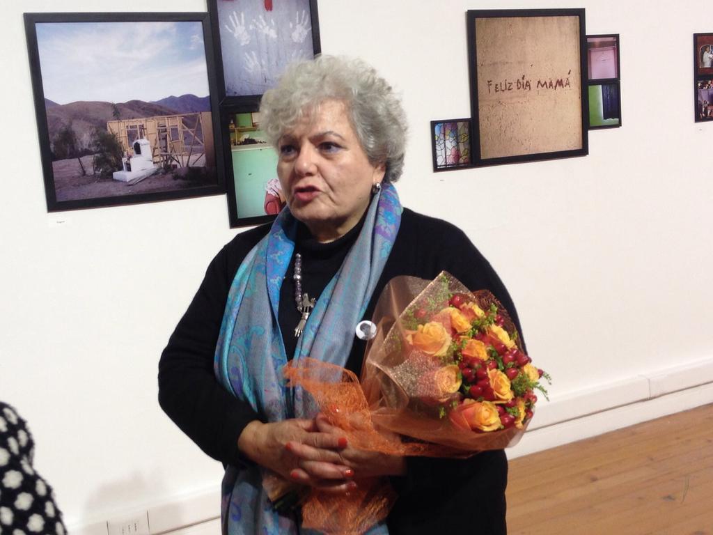 culturas_cl's tweet photo. Verónica De negri recorre la exposición A-Mor de Cristóbal Olivares en @Museo_MAC http://t.co/0QOlA276Sl