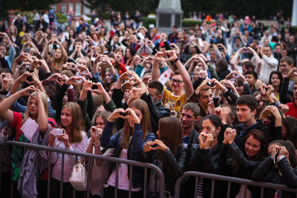 массовый материал. толпа людей россия. человек толпы. массовый. много людей фото.