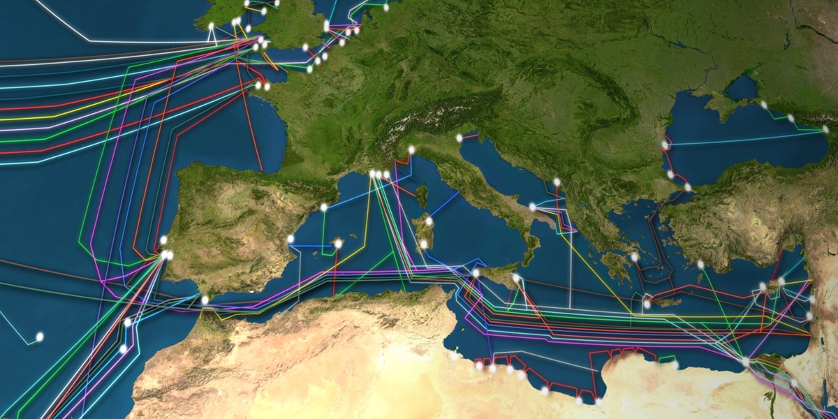 Кабели связи в красном море. Интернет кабель по дну океана. Кабели по дну океана карта. Трансатлантический оптоволоконный кабель. Интернет кабель через Атлантический океан.