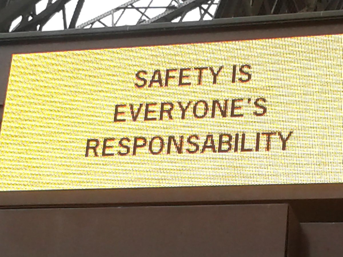 TransLegalCo's tweet image. Dear Eiffel Tower ... may we suggest spellchecker next time?