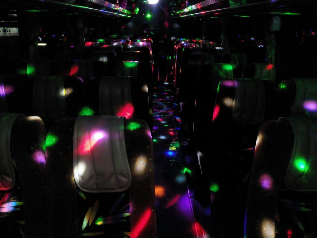 Ini bukan tempat dugem atau diskotik, ini di dalem bis lhooo :v <a href="/SukaFotoBis/">ceritadijalan.co</a> <a href="/BismaniaForum/">Bismania Indonesia</a> btw, bis apaan yaa ini?