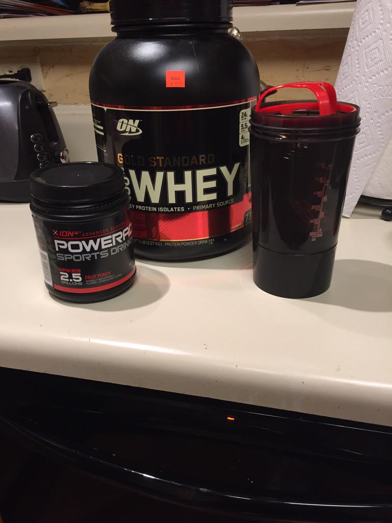 HatchStrength's tweet image. Don't knock it till you try it. 3 scoops @POWERADE and 2 scoops @Team_Optimum whey!