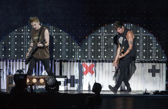 5SOSUpdatesTH's tweet photo. HQ || คาลัมและลุคบนเวที #ROWSOTour ที่ Hershey (29/8/15) #14-16 http://t.co/ElGQcZ8Xd2