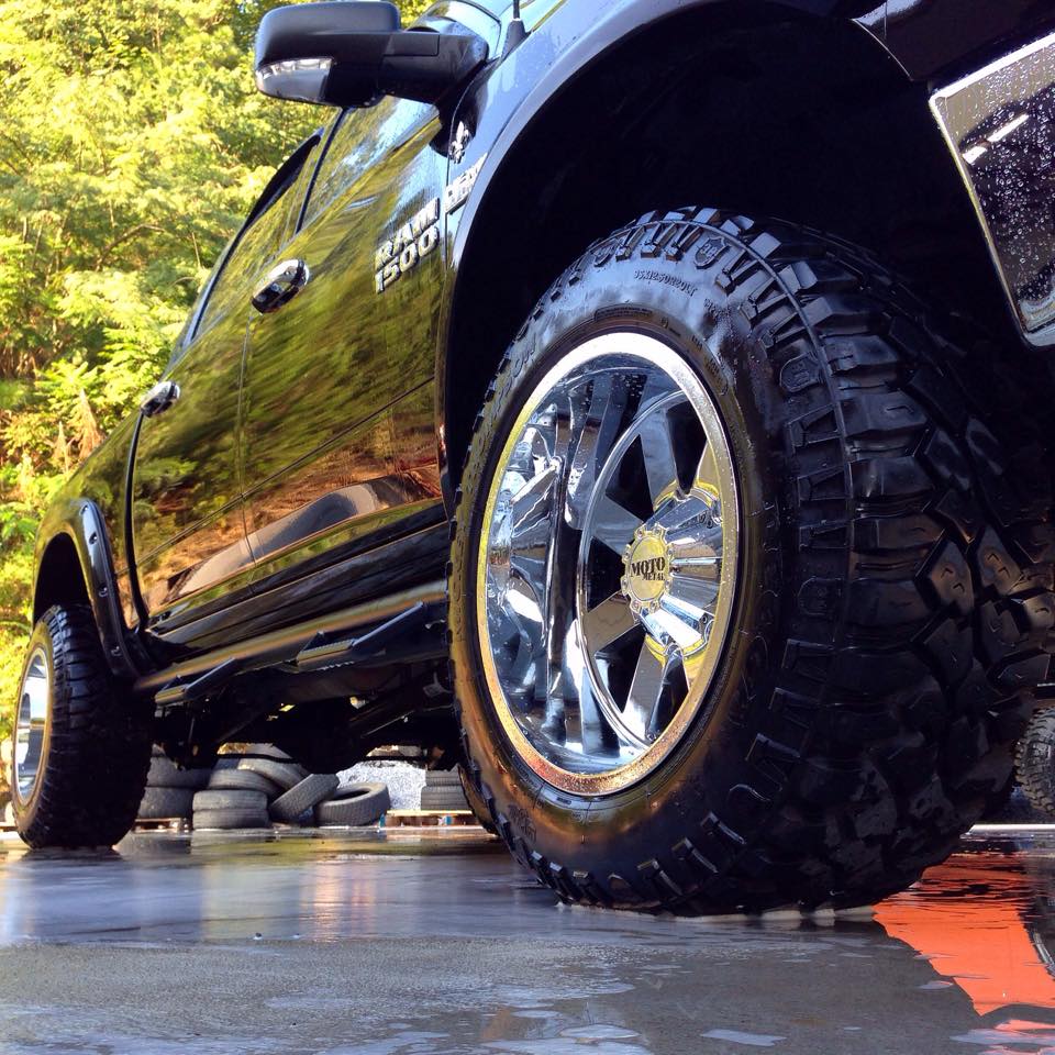Love the stance of this #sorbuilt truck 
<a href="/roughcountry/">Rough Country</a> 6" lift 
<a href="/MickeyThompsonT/">MickeyThompsonTires</a>  35" tires
Moto Metal wheels
