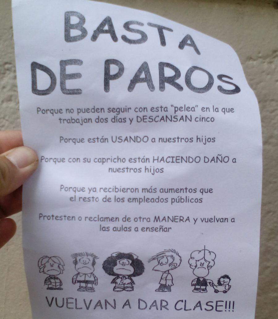 ElEsquiu's tweet image. Reparten panfletos contra el paro docente bit.ly/1huwOOx