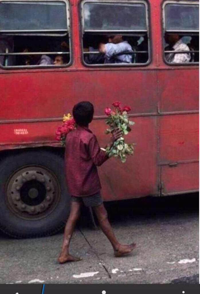 "

خذها وتكفى مد لي قوت يومي
جوعي لبسته فوق صدري قلاده

حافي قدم محروم رثّه هدومي
مُعدم وبيديني لغيري سعاده!