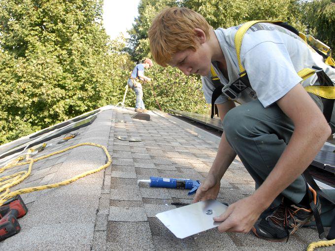 IndyStarBiz's tweet photo. #SolarOverLouisville campaign lights up interest in Kentucky, a leading coal state. http://t.co/mzys1HIB2L http://t.co/mPaGQ7Luu1