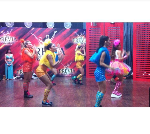 ENSAYO! Muy pronto el musical de #golosinas en argentiniños! Imperdible😄❤️🍫🍬🍭 <a href="/lourdesanchezok/">Lau</a> <a href="/universolourdes/">Universo de Lourdes</a> 🌈🌈🌈