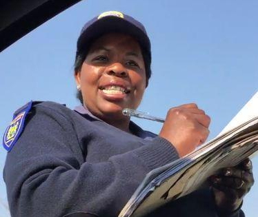 JacaNewswatch's tweet image. IN CASE YOU MISSED IT: Twitter responds to JMPD officer video. bit.ly/1fUg7ef #CliveNaidoo