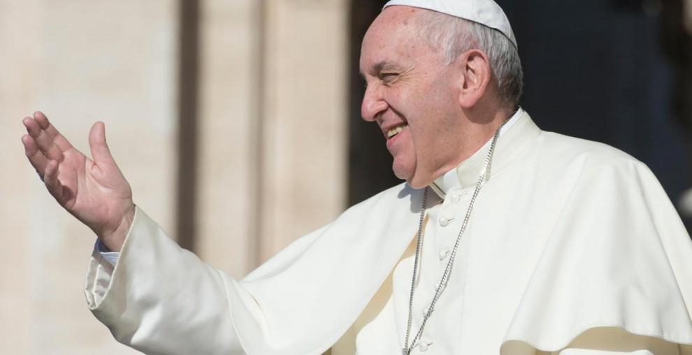 fattoquotidiano's tweet photo. Il Papa spiazza tutti, i #migranti dividono sempre più. Di @FattoInsider 
LEGGI: http://t.co/H7H4A6Dlr0 http://t.co/xGdGc5aplc
