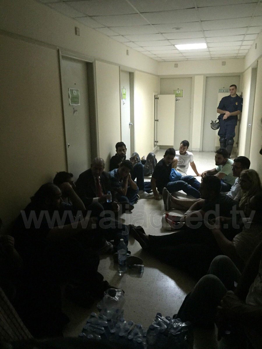 صورة تظهر اجتماعا بين الموفد الأمني لوزير الداخلية والمعتصمين الـ14 الذي رفضوا مغادرة مبنى #وزارة_البيئة