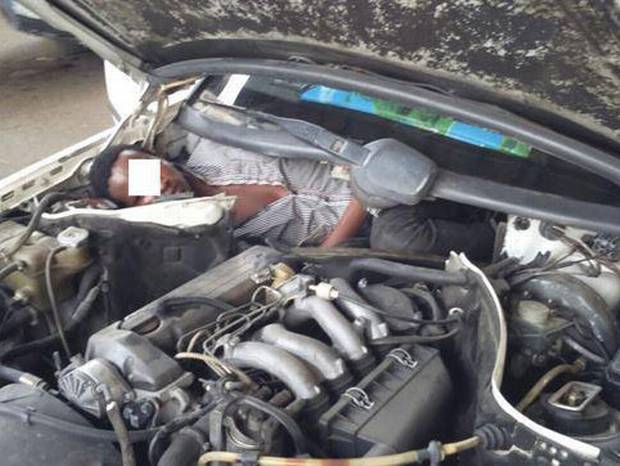 Independent's tweet image. The picture showing how desperate refugees are to enter the EU ind.pn/1NKQFXp