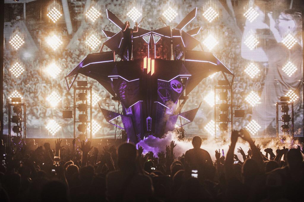 Want VIP/Meet N' Greet tix for the Skrillex show at Maya this Saturday? 

Check our feed @ 5pm 👀
#Scavenge4Skrillex