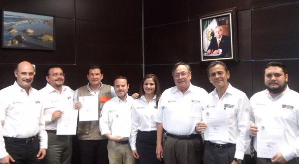 Secretario de @SEDUMATamps, entrega nombramientos a delgados de @ItavuTamaulipas
@MontielSaeb http://t.co/QSVZUqOP4S