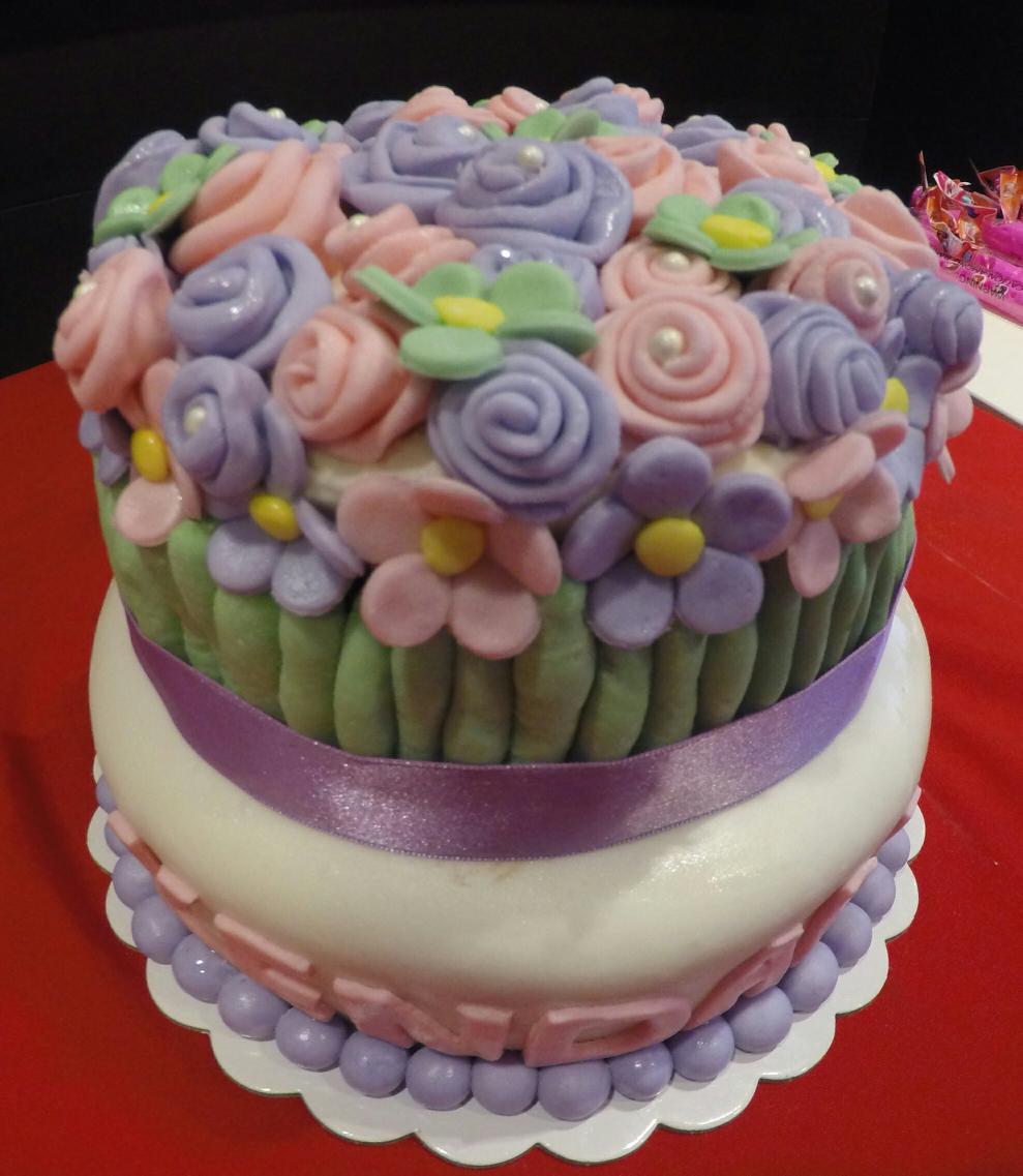 greenheart03's tweet image. Still can&apos;t get enough of this pretty/yummy cake (made by my niece! 😍) #ProudTita #FaveChef #ManilaLove