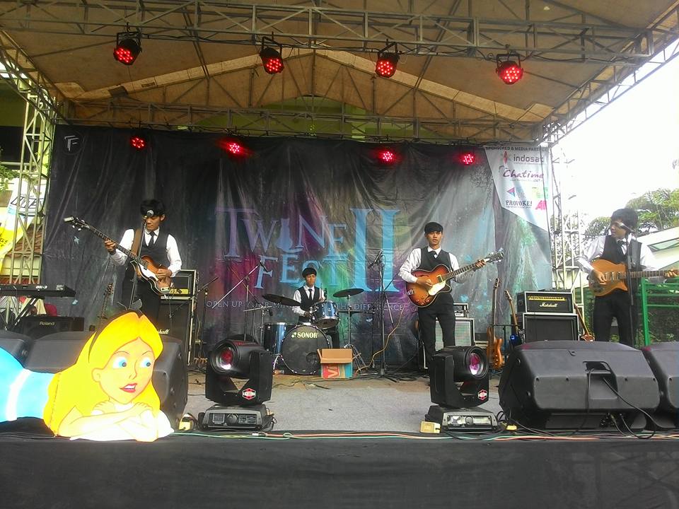The_Beebeat's tweet photo. On stage 15 Agustus 2015 di acara TWINE FEST II #SMAN29JAKARTA http://t.co/PMirpyFzA4