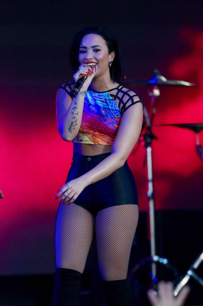 really_demi's tweet photo. #Jimmykimmel Yesterday 31th Agust @ddlovato http://t.co/pWevwLBIn1