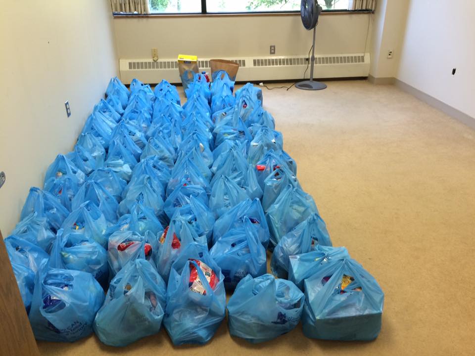 end68lakecounty's tweet photo. 111 bags packed and ready to go.  Thanks @LakeHealth volunteers! @MentorSuper @Thompson_WESsup @EditorialPageNH http://t.co/ha6JApEwMN