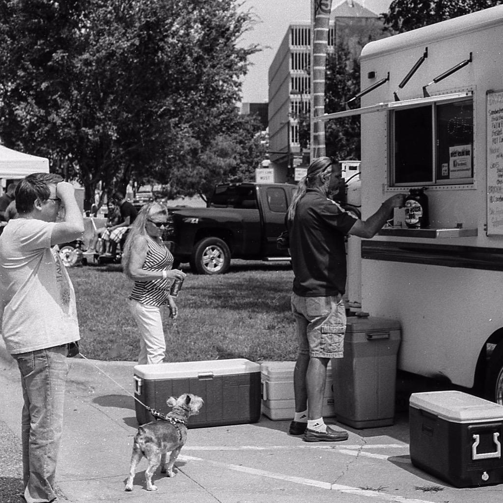 RoyceOnTheRadio's tweet photo. Everybody loves food trucks #CaptureICT #StreetPhotography #BlackAndWhite #35mm #Kodak #FilmIsNotDead #HomeDeveloped http://t.co/MdA9XN9F92