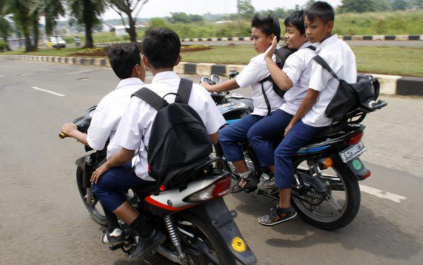 dwitagama's tweet photo. Keluarga, Sekolah dan Polisi tak membuat kondisi lalu lintas negeri jadi lebih baik https://t.co/7NmKkACA8r http://t.co/EsqkIMoBjG