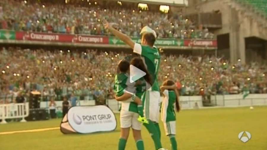 A3Noticias's tweet photo. Joaquín volvió a lo grande: 20.000 aficionados en su presentación en el Villamarín [VÍDEO ►] http://t.co/RWq2YwbEgZ http://t.co/gE1UhAMjer