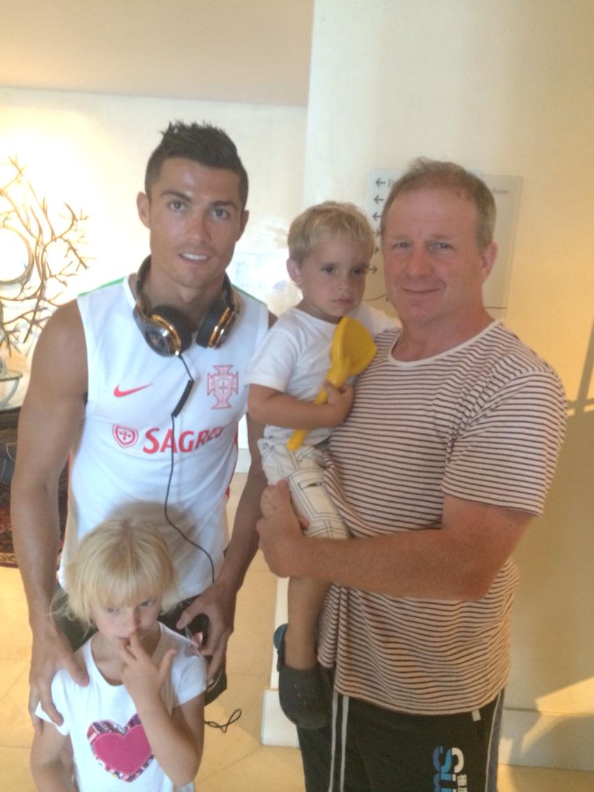 coretex_think's tweet image. Christiano Ronaldo holiday photo