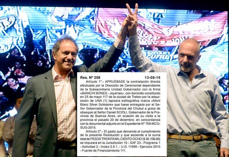 El gobernador de Chubut le regaló a Scioli una lapicera de 30 mil pesos perfil.com/politica/El-go…