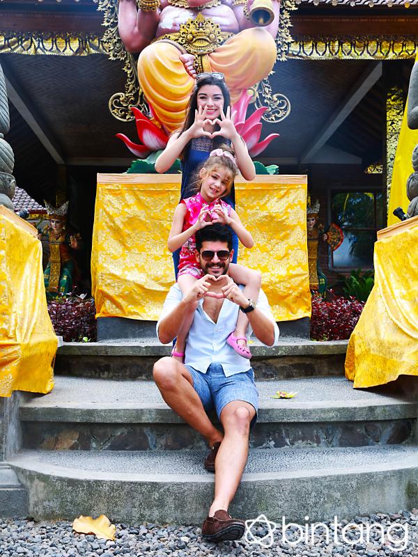 SCTV's tweet photo. Eksklusif, Emre Kivilcim 'Elif' Terikat Cinta di Bali.
Klik http://t.co/7UZxFFsIe3 @bintangcomID http://t.co/OYW02I01Qi