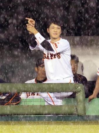 SANSPOCOM's tweet photo. いきなり水入り…試合開始待ち中に巨人・坂本が燕・畠山の打撃フォームをものまね。これにヤクルトベンチの山田が「違いますよ」とお手本（？）を示すも、畠山はバットでダメ出し！？（サンスポ編集部） http://t.co/VxjQHHyx4e http://t.co/16YGY12yHK