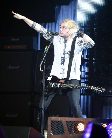 5SOSUpdatesTH's tweet photo. HQ || ไมเคิลบนเวที #ROWSOTour ที่ Wantagh (1/9/15) #39-40
http://t.co/hg38U9bQor