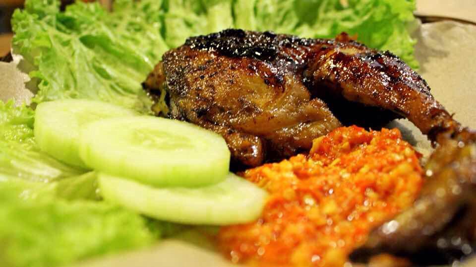 ayam bakar cadas siap jadi menu makan siang kita . delivery order 08154636757