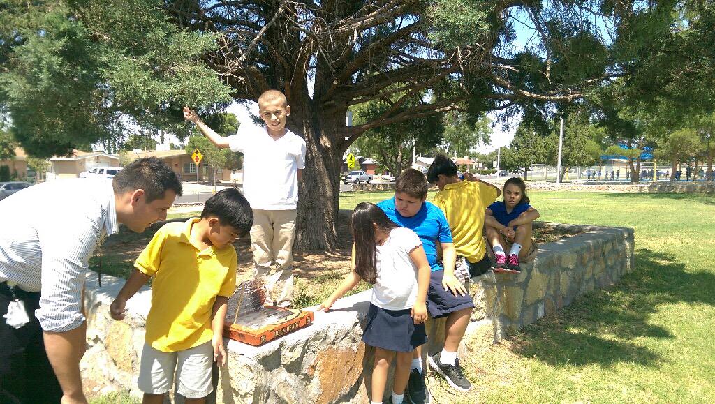 MOlivarez_CI's tweet image. Gathered around the campfire. Making smores in a solar oven. #TeamSISD #SISD_SPED @VDSES
