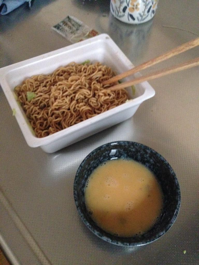 カップ焼きそばを卵につけてすき焼き風にアレンジ まろやかな美味しさ ライブドアニュース カップ焼きそばを卵につけてすき焼き風にアレンジ まろやかな美味しさ ライブドアニュース