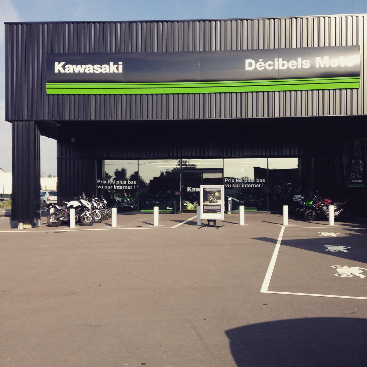 MotoAccessK's tweet photo. Notre boutique de Roncq (59) sous le soleil aujourd'hui ! #Moto #Sunshine #Kawasaki #Venez http://t.co/Ta29jkYPqX