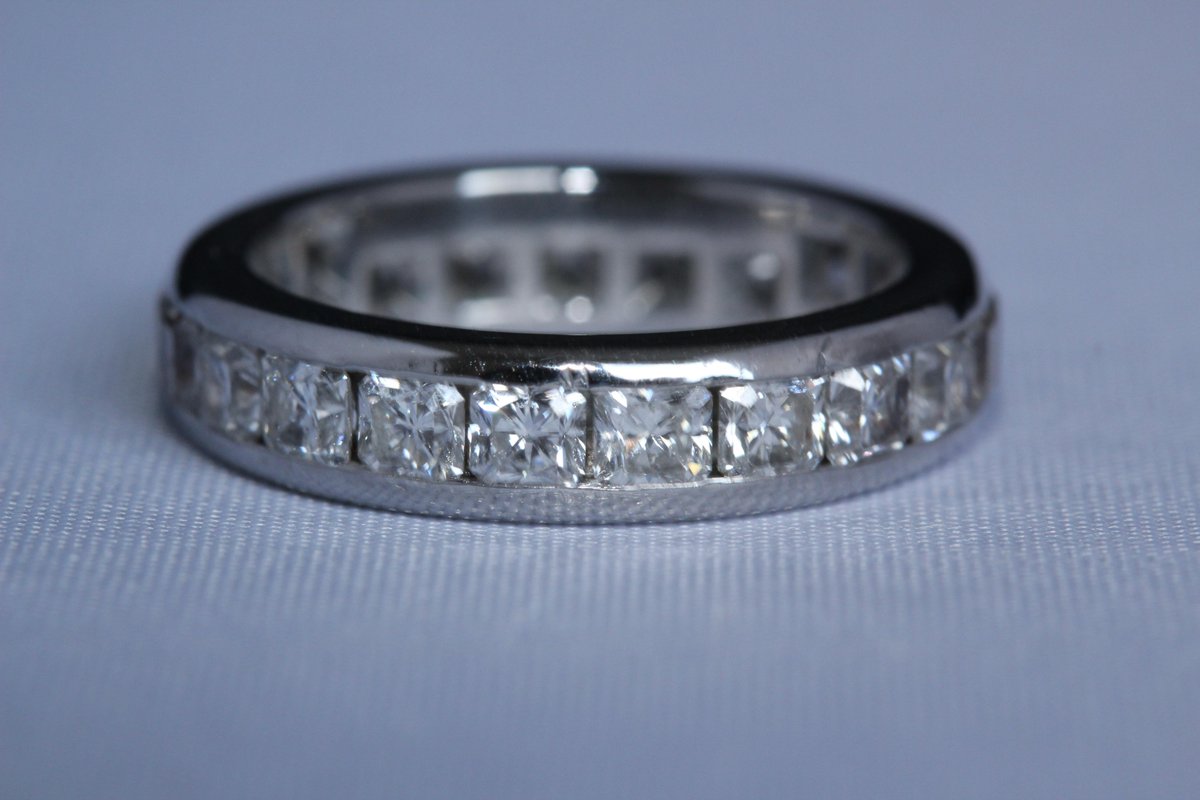 EvoqueAuctions's tweet image. Stunning #diamond set, full #eternity ring by Tiffany &amp;amp; Co now at #Auction. See more photos bit.ly/1LKAXIo