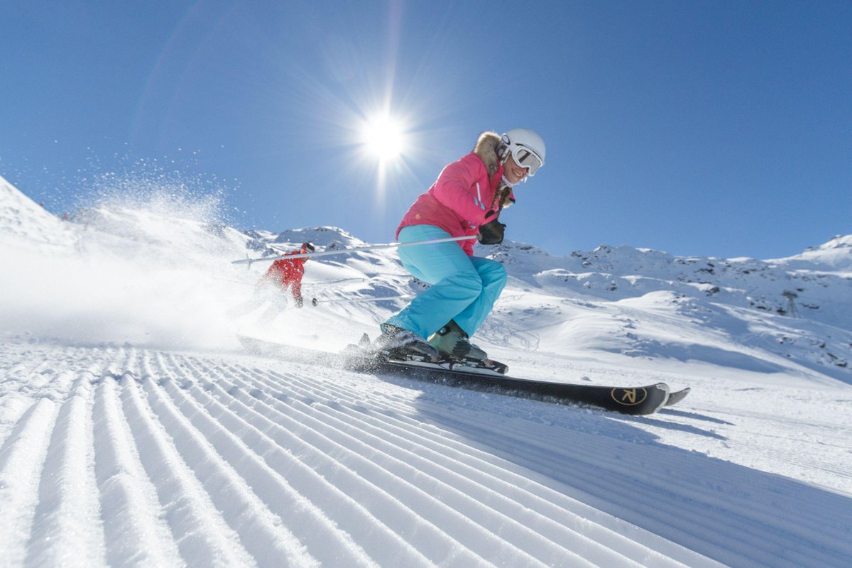 На русском языке ski. Горнолыжный спорт. Катание на горных лыжах. Катание на лыжах в горах. Катание с горы.