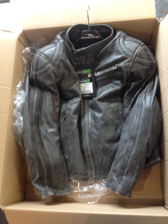 FrancoisKrystal's tweet photo. Yeah! Mon blouson vintage Kawa est arrivé! #ConceptK #Seclin poke @MotoAccessK http://t.co/L0PthbAoEb