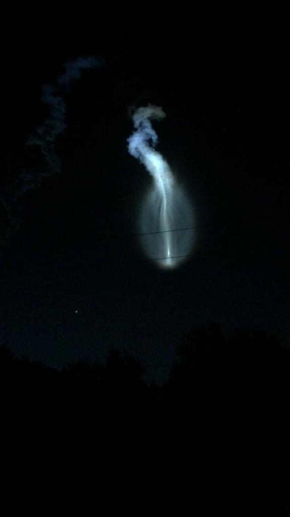 RocketCaley's tweet photo. #MUOS-4 #AtlasV's expanding "light plume" #LaunchPhoto(s) from Titusville. #WeAreGoFL http://t.co/I9Uxj6h8Ni