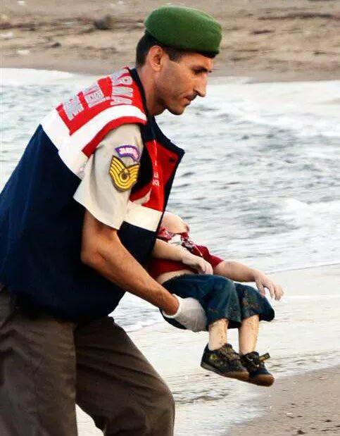 AnkaraSakini's tweet photo. A-R-A-N-I-Y-O-R !!!

İnsanlık;
Akdeniz Sularında Kaybolmuştur !

Tarih:02.09.2015
Yer: Bodrum http://t.co/UbYLjRwL1j