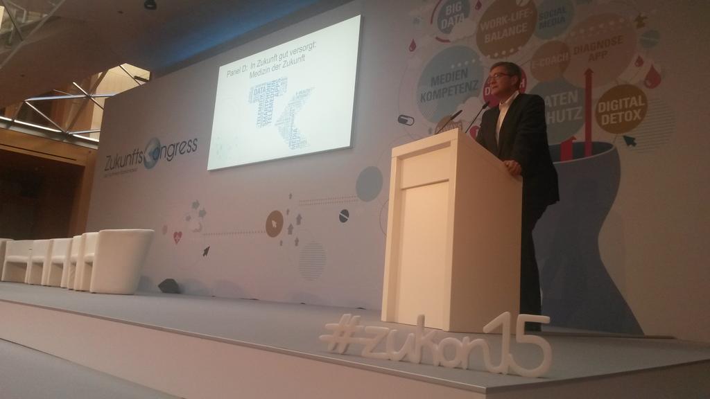 Thomas Ballast, stellv. Vorstandsvorsitzender der TK, eröffnet das Panel D (Medizin der Zukunft) auf dem #zukon15.