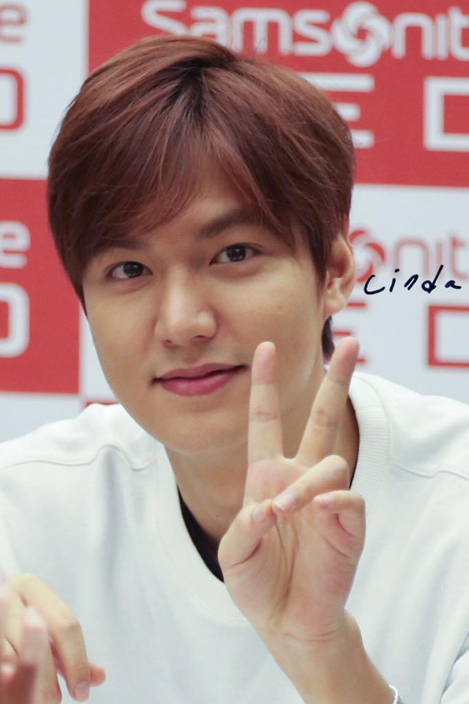 WeAreMinoz's tweet photo. RT @LindaxWong: 150831 Samsonite Red Sign Event @ActorLeeMinHo ✌🏻️😆😊  #이민호 #LeeMinHo #samsoniteRED http://t.co/RpG2rjV6Od