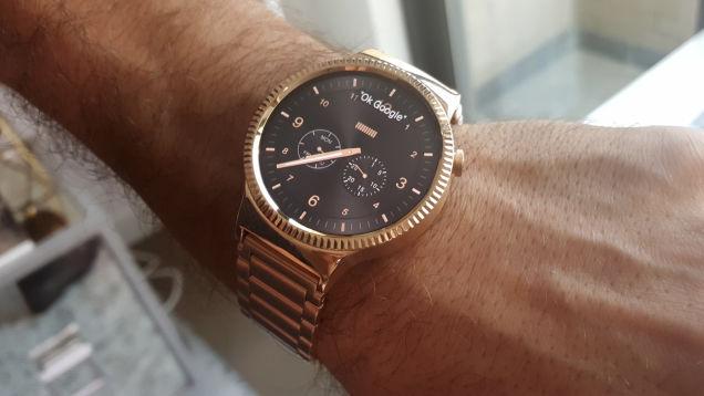Gizmodo's tweet image. The Huawei Watch is luxury-class but a bit too bulky: gizmo.do/5GiKbBz