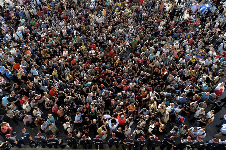 NiccoloZancan's tweet photo. Il mondo visto dall'alto. Stazione di Budapest, Ungheria. Foto Ap. @la_stampa http://t.co/35cqL0spZK