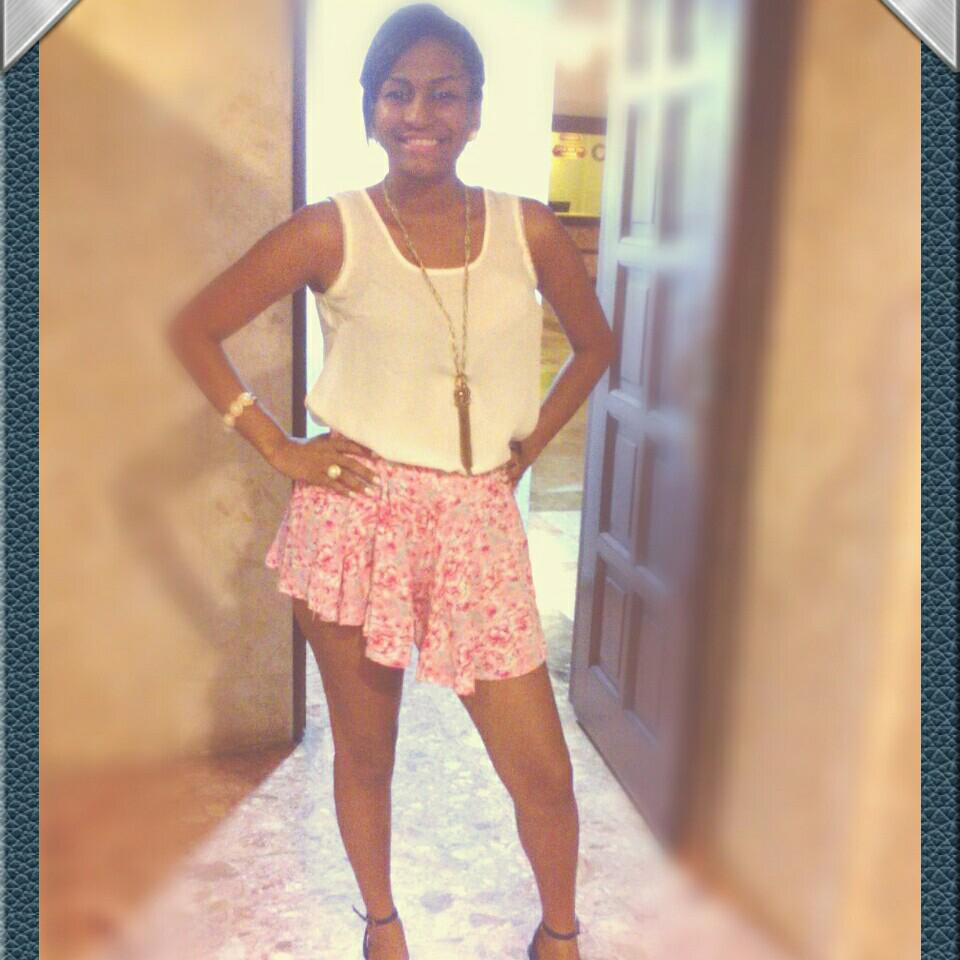 NicoleFilolis's tweet photo. "La sonrisa es la mejor curva por la cual debemos de desviarnos" http://t.co/mQrOBf5CGt